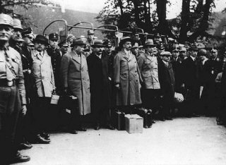 Scortato da guardie delle SA, un gruppo di leader socialisti arriva al campo di Kislau, uno dei primi campi di concentramento.