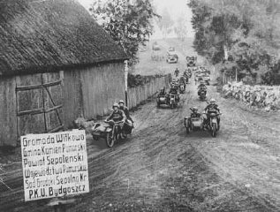 İşgalci Alman birlikleri Bydgoszcz'a yaklaşırken.