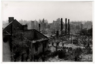 Polacy pośród ruin oblężonej Warszawy