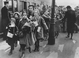 Rombongan anak-anak pengungsi Yahudi dari Austria, anggota dari salah satu Transportasi Anak-Anak (Kindertransporte), tiba di stasiun kereta api London