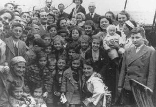 「セントルイス号」に乗船する難民たち。ナチス支配下のドイツから逃れたこれらの難民は、キューバと米国の両方から上陸を拒否され、ヨーロッパに戻らざるを得なくなりました。