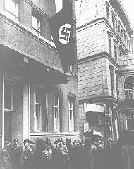 Abogados judíos en fila para aplicar por un permiso para aparecer ante los tribunales de Berlín.