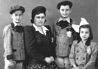 Potret anggota keluarga Yahudi Hungaria.