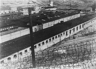 Börtönbarakkok, a szögesdróton keresztül, a flossenbürgi koncentrációs táborban.