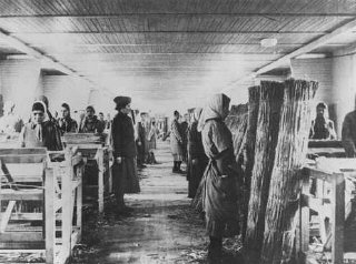 在拉文斯布吕克 (Ravensbrueck) 集中营强制劳动的罗姆（吉卜赛）囚犯。