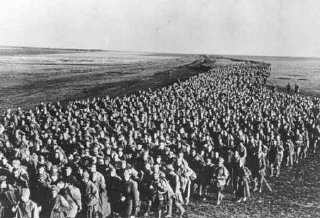 ウクライナ前線からのソ連軍戦争捕虜の列。