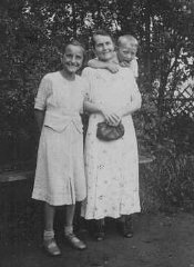 L'8 dicembre 1944, a Berlino, Helene Gotthold, testimone di Geova, fu decapitata per le sue convinzioni religiose.