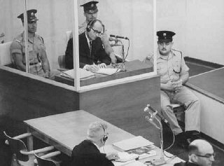 1961 年耶路撒冷，被告阿道夫·艾希曼在其法庭审讯期间作笔记。