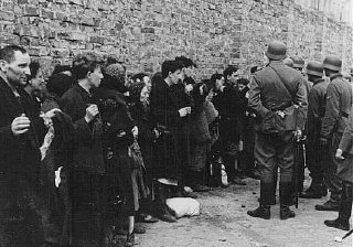 Германские солдаты допрашивают евреев, схваченных во время восстания в Варшавском гетто.