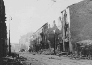 Reruntuhan ghetto Warsawa setelah pemberontakan ghetto Warsawa.