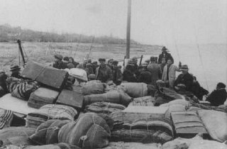 Scene during the deportation of Jews from Thrace to the Treblinka killing center.