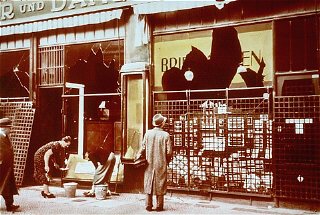 Jüdische Geschäfte, die während der Kristallnacht verwüstet wurden