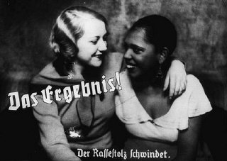 黒人女性と親しくする「アーリア人」女性を写したナチスのプロパガンダ写真。