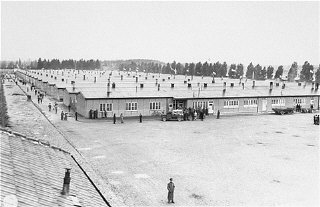 Vue des baraques des détenus peu après la libération du camp de concentration de Dachau.