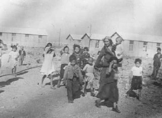 Femmes et enfants tsiganes internés dans le camp de transit de Rivesaltes.