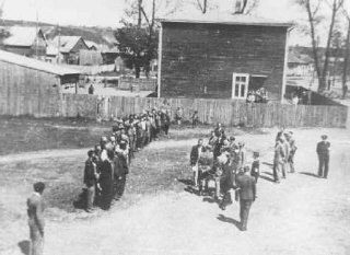 Employés du Conseil juif (Judenrat) dans le ghetto de Kovno réunis au cours de l’appel, effectué quotidiennement.