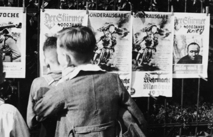 Gazety i plakaty propagandowe w przestrzeni publicznej
