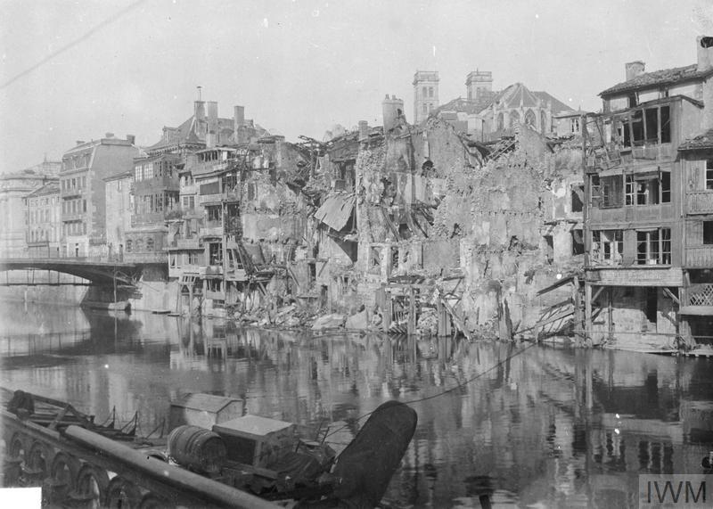 Escena de destrucción durante la Primera Guerra Mundial