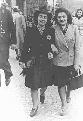 Rozetta Lezer Lopesdias-Van Thyn, a la izquierda, junto a una amiga, llevando en sus chaquetas la obligatoria Estrella de David.