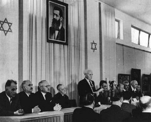 El  primer ministro David Ben-Gurion lee la proclamación del estado de Israel en una ceremonia oficial después de la partición ...