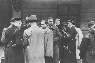La policía nazi y las SS se preparan para una redada en las oficinas de la comunidad judía de Viena.