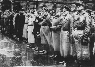Vertici del Partito delle Croci Frecciate ripresi insieme ad ufficiali nazisti.