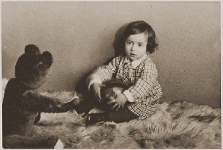Photograph taken in December 1932 of Suse Grunbaum at age one.