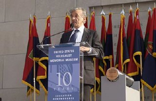 En 1980, Elie Wiesel fue presidente fundador del Consejo Estadounidense en Conmemoración del Holocausto.