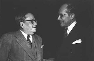 Raphael Lemkin (kanan) dengan Duta Besar Amado dari Brasil (kiri) sebelum sidang pleno di Majelis Umum di mana Konv