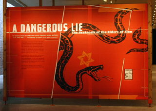 “一个危险的谎言：《犹太人贤士议定书》”主题展于 2006 年 4 月在美国大屠杀纪念馆的贡达教育中心开幕。