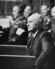 Terdakwa Julius Streicher, editor surat kabar antisemitisme Der Stürmer, di atas podium pada sidang Pengadilan Militer Internasional