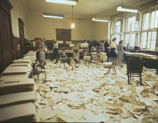 نیورمبرگ کے عدالتی محل میں میموگراف روم  یعنی دستاویزات کی نقول تیار کرنے کے کمرے کا ایک منظر، 1948۔
